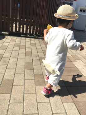 「コムサ」｜「アイテム（帽子）」を使った、コハナさん（キッズ・70cm）の春コーディネート