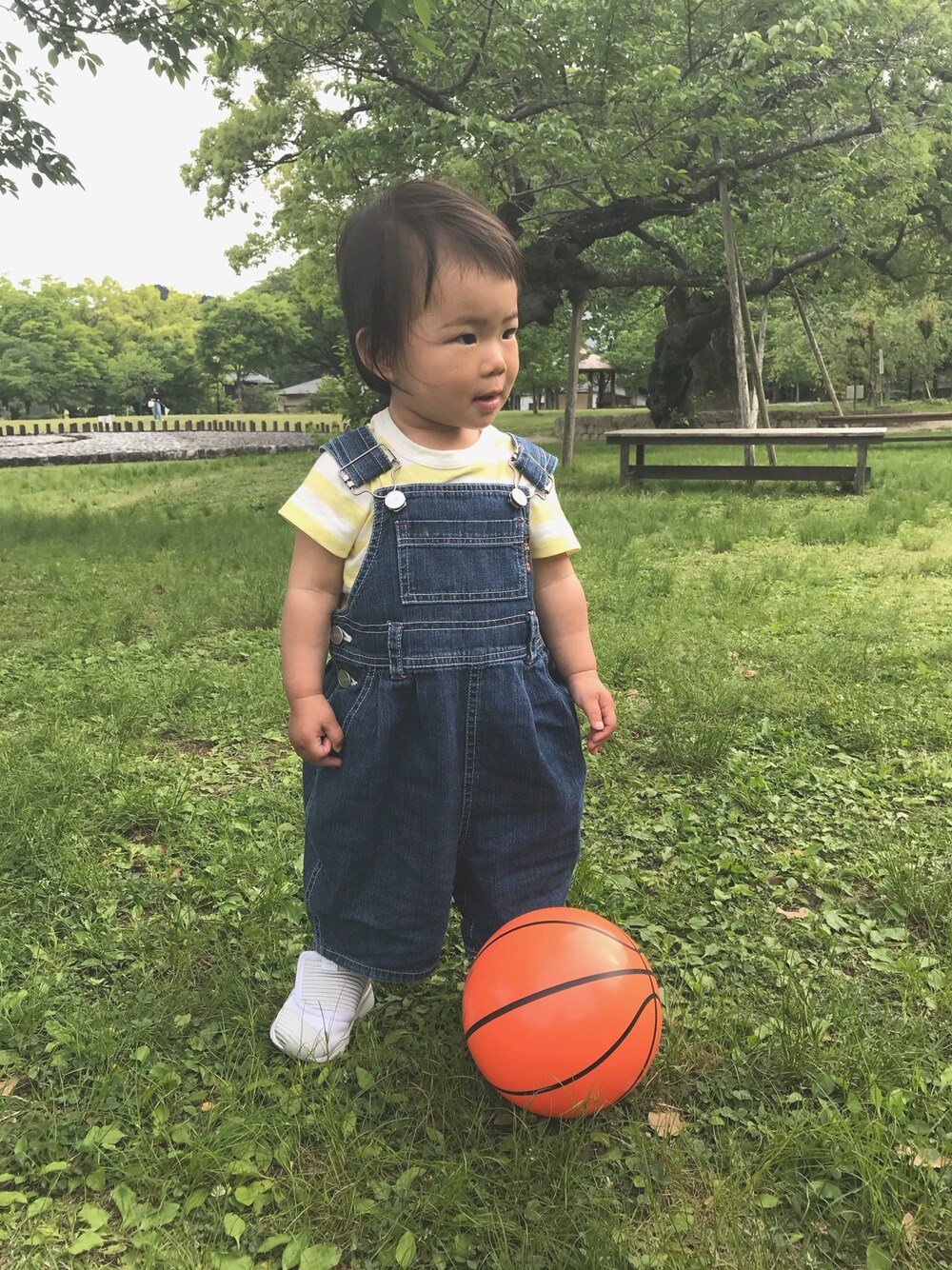 「カジュアルコーデ、おんなのこ、1歳、無印良品、FITH、サロペット、ボーダー、PUMA」｜「無印良品のアイテム（Tシャツ/カットソー、イエロー系）」を使った、コハナさん（キッズ・70cm）の春コーディネートの1枚目の写真