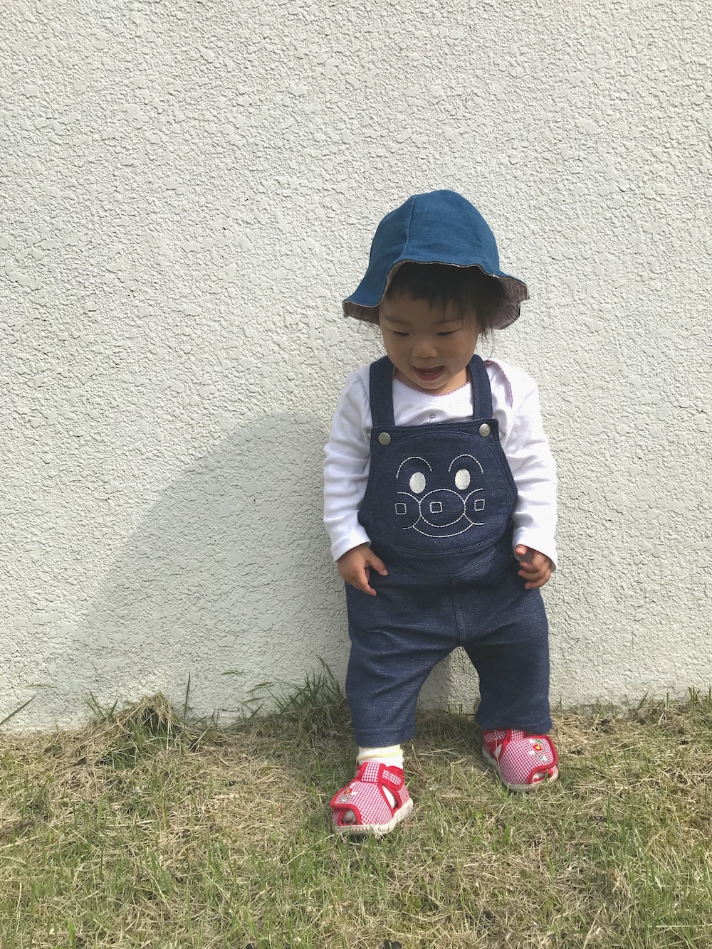「カジュアル、女の子、オーバーオール、1歳、babygap、西松屋、アンパンマン、サロペット」｜「Handmadeのアイテム（帽子、ブルー系）」を使った、コハナさん（キッズ・70cm）の春コーディネートの1枚目の写真