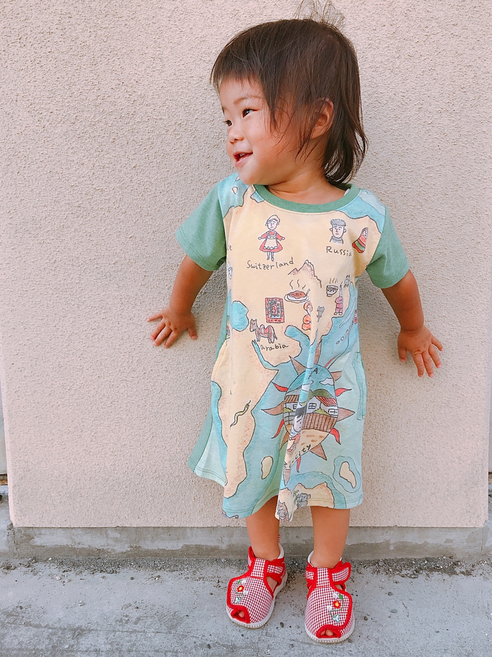 「夏セールで買いました、女の子コーデ、夏、ワンピース、おんなのこ、ちびまる子ちゃん、グラニフ」｜「Design Tshirts Store graniphのコラボレーションAラインキッズワンピース/ちびまる子ちゃん(まる子マップ)（ワンピース、グリーン系）」を使った、コハナさん（キッズ・70cm）の夏コーディネートの1枚目の写真
