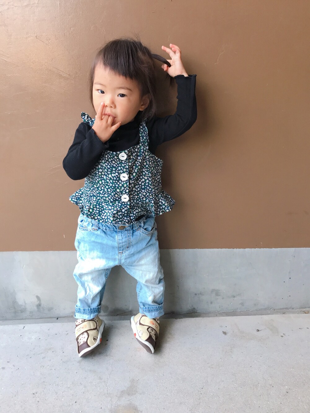 「秋のコーデ、女の子、1歳」｜「petit mainの６分袖花柄ビスチェＴシャツ（Tシャツ/カットソー、グレー系）」を使った、コハナさん（キッズ・80cm）の秋コーディネートの1枚目の写真