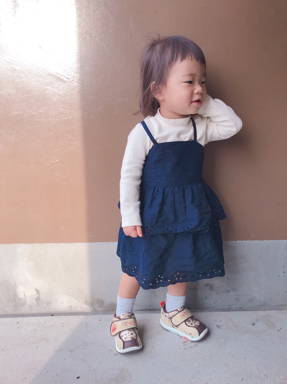 「スポーツMIX'18秋、秋服、シンプル」｜「UNIQLOのアイテム（Tシャツ/カットソー、ホワイト系）」を使った、コハナさん（キッズ・80cm）の秋コーディネートの1枚目の写真