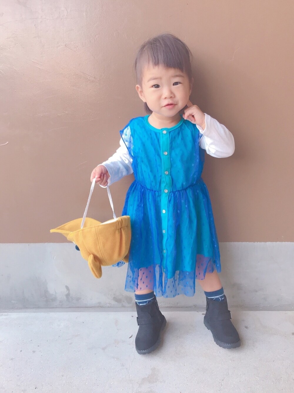 「ワンピース、女の子コーデ、ブーツ、ベビーファッション」｜「Caldiaのアイテム（ワンピース、ブルー系）」を使った、コハナさん（キッズ・80cm）の秋コーディネートの1枚目の写真