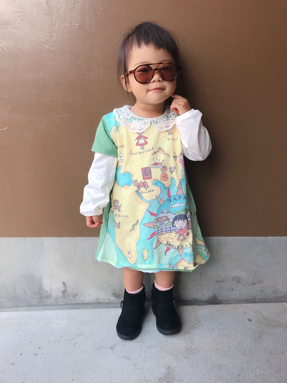 「キッズコーデ、女の子コーデ、ワンピース」｜「Design Tshirts Store graniphのコラボレーションAラインキッズワンピース/ちびまる子ちゃん(まる子マップ)（ワンピース、グリーン系）」を使った、コハナさん（キッズ・80cm）の秋コーディネートの1枚目の写真