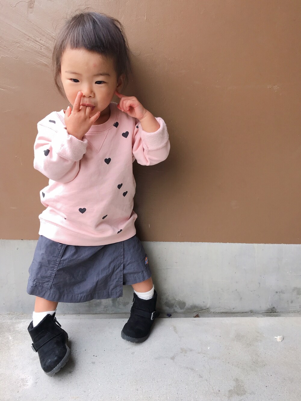 「カジュアルコーデ、女の子、ポニーテール」｜「H&Mのアイテム（スウェット、ピンク系）」を使った、コハナさん（キッズ・80cm）の秋コーディネートの1枚目の写真