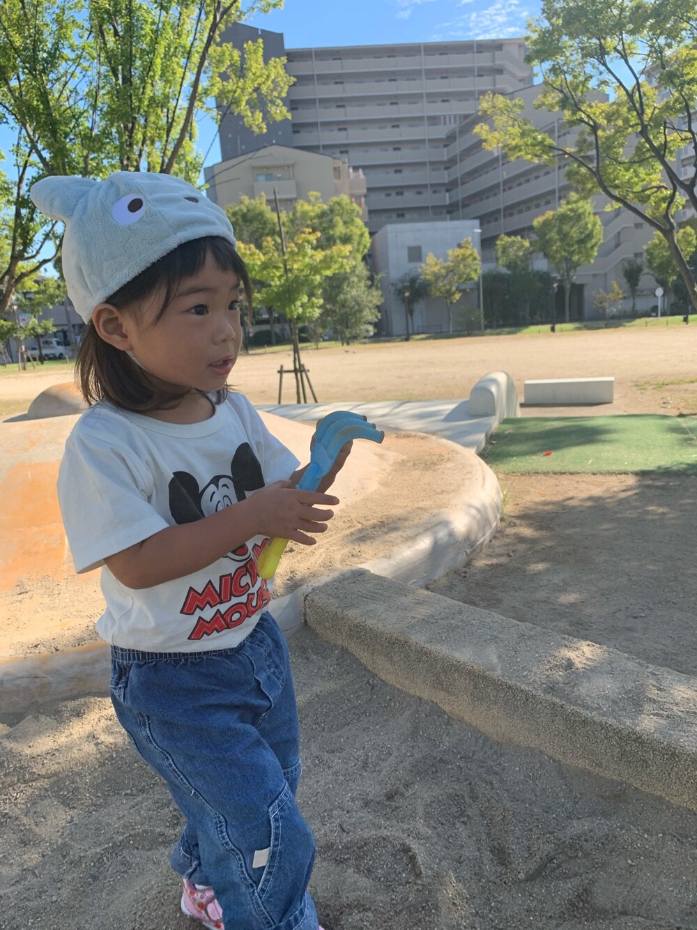 「砂場遊び」｜「GLOBAL WORKの【キッズ】プリントＴ半袖/791217（Tシャツ/カットソー、その他）」を使った、コハナさん（キッズ・90cm）の秋コーディネートの1枚目の写真