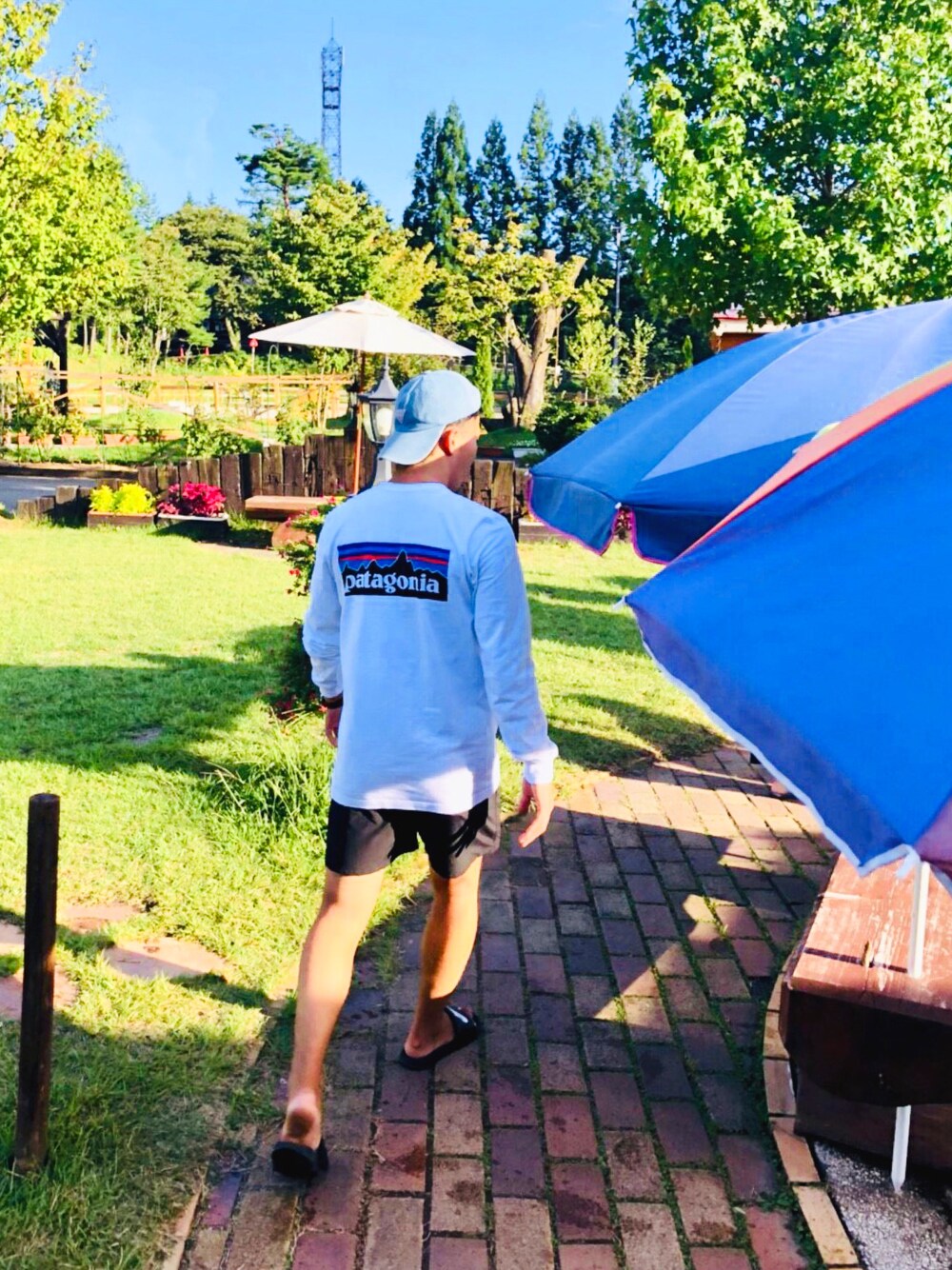 「今日のコーデ、patagonia、Patagonia / バギーズ ショーツ、guess、NIKE、コテージ、郡上八幡、JJコテージ」｜「patagoniaのpatagonia/パタゴニア Ms P6Logo Organic T-Shirt/メンズP6ロゴ オーガニック Tシャツ                （Tシャツ/カットソー、ホワイト系）」を使った、takahiroさん（メンズ・170cm）の夏コーディネートの1枚目の写真