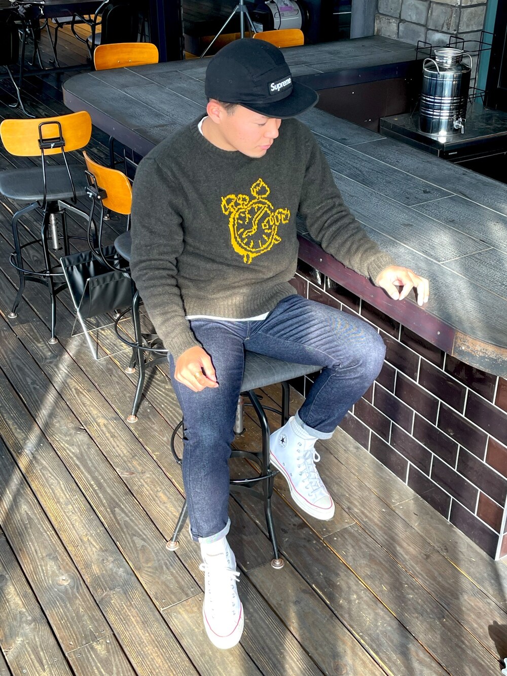 「秋コーデ、シンプルコーデ、今日のコーデ、ハイカットスニーカー、秋カラー、オリーブ、ニット、セーター、デニム、レイヤードスタイル」｜「FATのアイテム（ニット/セーター、グリーン系）」を使った、takahiroさん（メンズ・170cm）の秋コーディネートの1枚目の写真