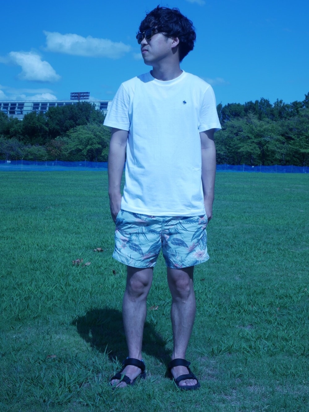 「シンプルコーデ、サーフ、ray ban、Polo Ralph Lauren、teva、オトナカジュアル、お洒落さんとつながりたい」｜「Ray-BanのRay-Ban/ CLUBMASTER CLASSIC（サングラス、ブラック系）」を使った、k7さん（メンズ・165cm）の秋コーディネートの1枚目の写真