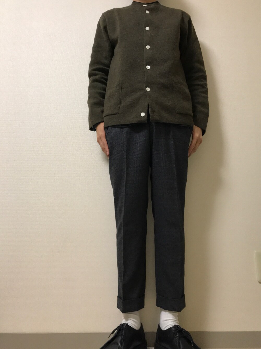 「秋冬コーデ、冬、URBAN RESEARCH DOORS、スラックス」｜「STILL BY HANDのアイテム（カーディガン/ボレロ、グリーン系）」を使った、じゅさん（メンズ・168cm）の冬コーディネートの1枚目の写真