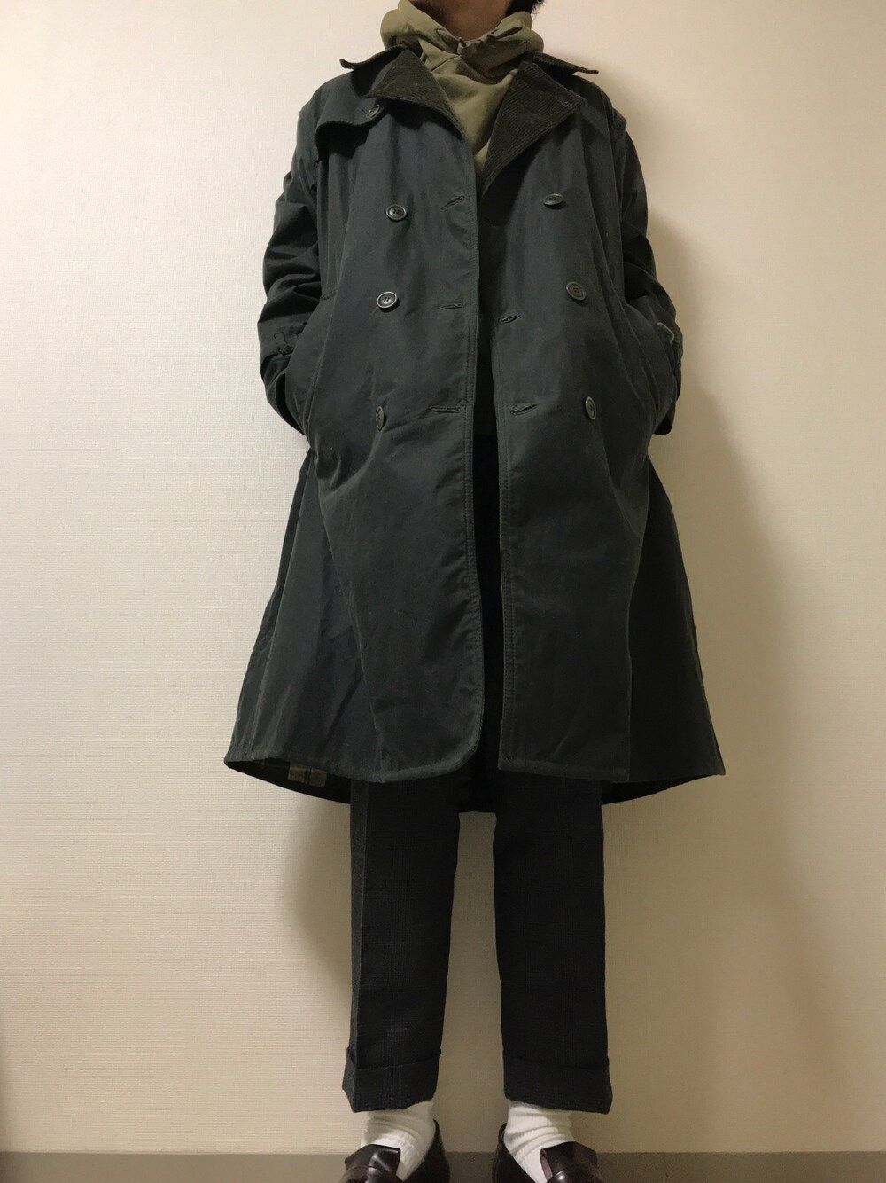 「シンプルコーデ、パーカー、バブアー、URBAN RESEARCH DOORS、ローファー、スラックス」｜「URBAN RESEARCH DOORSのピグメント スウェット フーディ（パーカー、グリーン系）」を使った、じゅさん（メンズ・168cm）の冬コーディネートの1枚目の写真