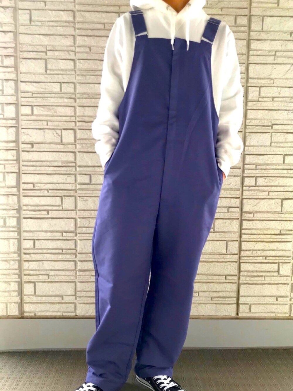「おしゃれさんと繋がりたい、シンプル、シンプルコーデ、カジュアル、カジュアルコーデ、サロペット、オーバーオール、ciaopanic、GU、converse」｜「CONVERSEのconverse(コンバース) NEXTAR110 HI(ネクスター110HI)（スニーカー、ブラック系）」を使った、まさおさん（メンズ・166cm）の春コーディネートの1枚目の写真
