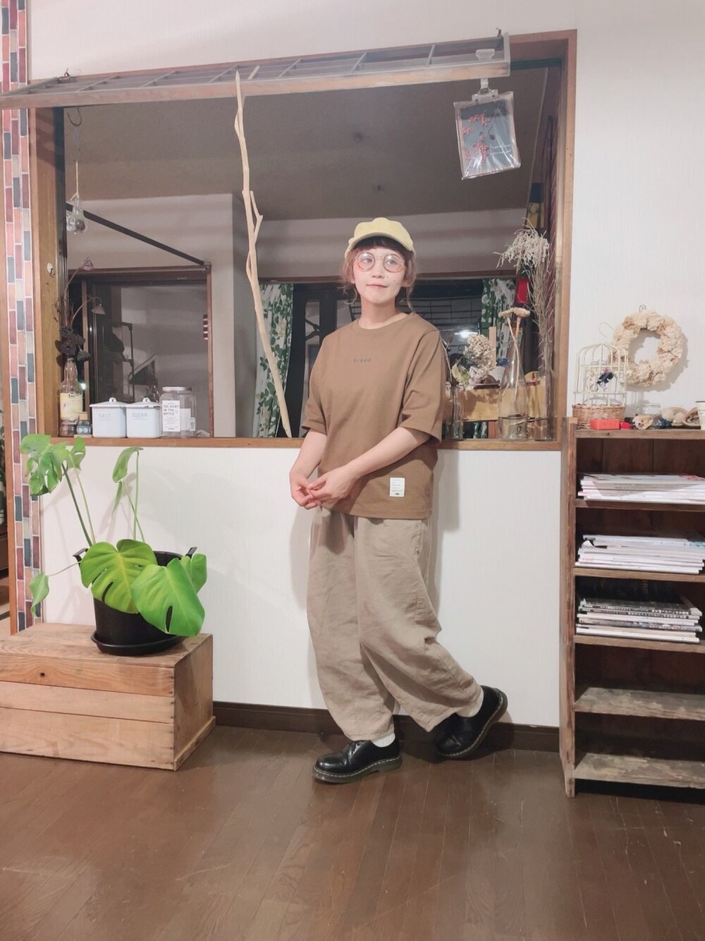ブラウン系のTシャツ/カットソー、ベージュ系のパンツ、ブラック系のドレスシューズを着用したレディースの春コーディネートの1枚目の写真
