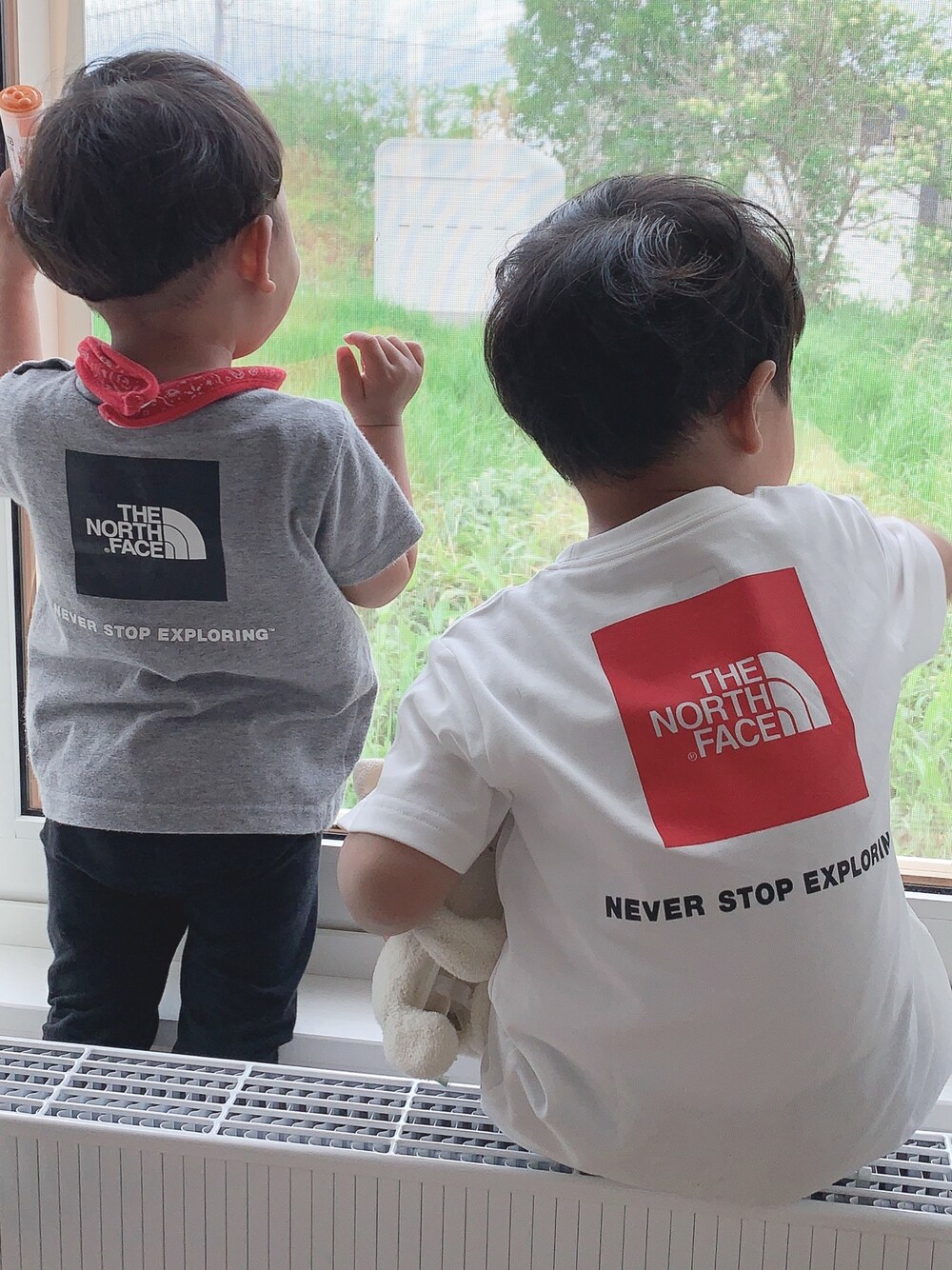 「Tシャツ、兄弟コーディネート、年子兄弟、カジュアル」｜「THE NORTH FACEのアイテム（Tシャツ/カットソー、ホワイト系）」を使った、EBIHARA    NOZOMIさん（キッズ・90cm）の春コーディネートの1枚目の写真