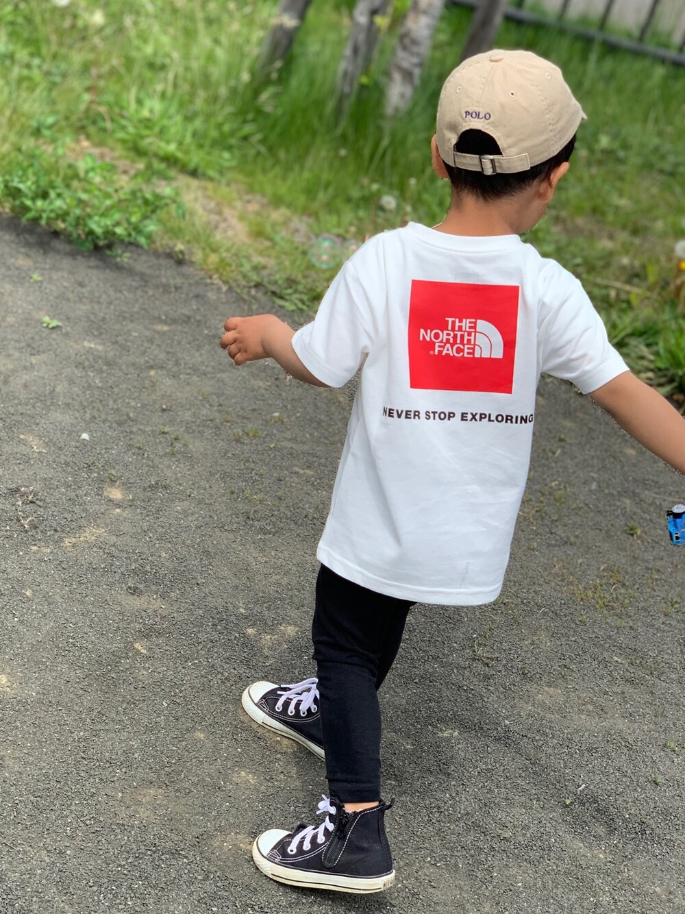 「カジュアル、Tシャツ、男の子、キッズファッション、キッズコーデ」｜「THE NORTH FACEのアイテム（Tシャツ/カットソー、ホワイト系）」を使った、EBIHARA    NOZOMIさん（キッズ・90cm）の春コーディネートの1枚目の写真