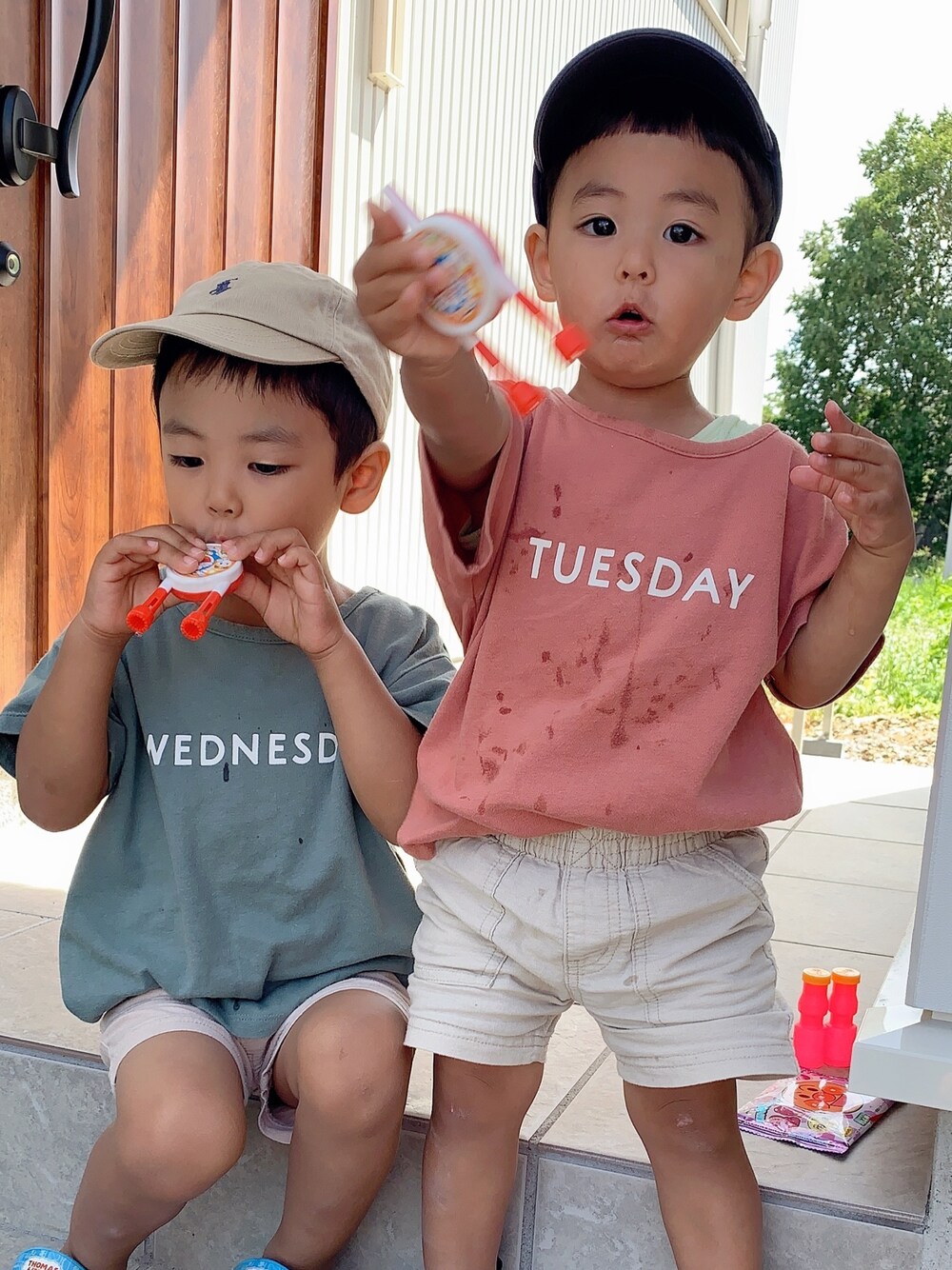 「夏コーデ、プチプラ、年子、色違いコーデ、男の子」｜「Birthdayのアイテム（Tシャツ/カットソー、ピンク系）」を使った、EBIHARA    NOZOMIさん（キッズ・90cm）の夏コーディネートの1枚目の写真