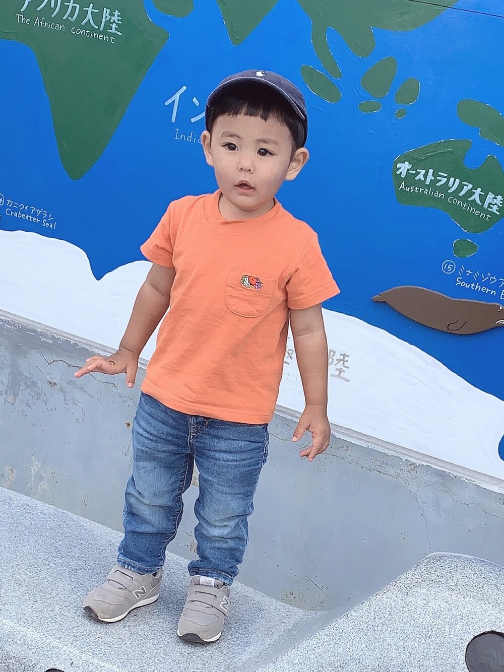 「カジュアル、Tシャツ、兄弟コーディネート、年子、男の子」｜「FRUIT OF THE LOOMのアイテム（Tシャツ/カットソー、オレンジ系）」を使った、EBIHARA    NOZOMIさん（キッズ・80cm）の秋コーディネートの1枚目の写真