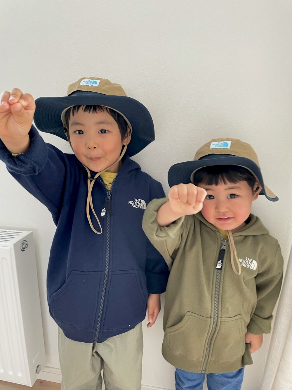 「春コーデ、キッズコーデ、キッズファッション、ノースフェイス、シンプル」｜「THE NORTH FACEのアイテム（パーカー、ブルー系）」を使った、EBIHARA    NOZOMIさん（キッズ・110cm）の春コーディネートの1枚目の写真
