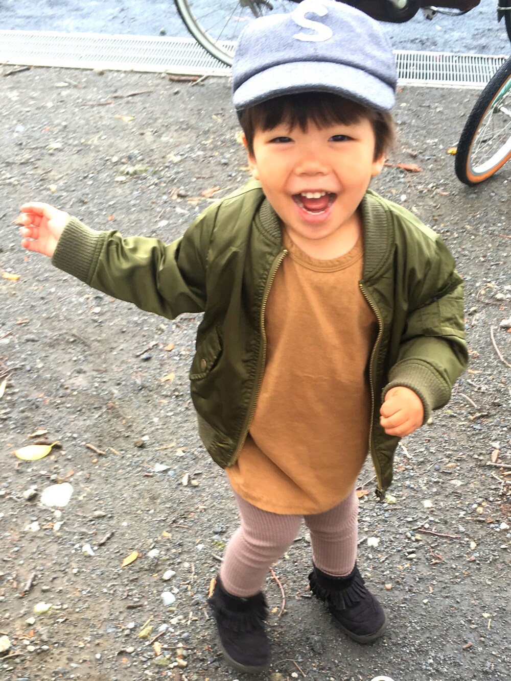 「2歳3ヶ月」｜「Birthdayのアイテム（MA-1、グリーン系）」を使った、yuzuさん（キッズ・90cm）の秋コーディネートの1枚目の写真