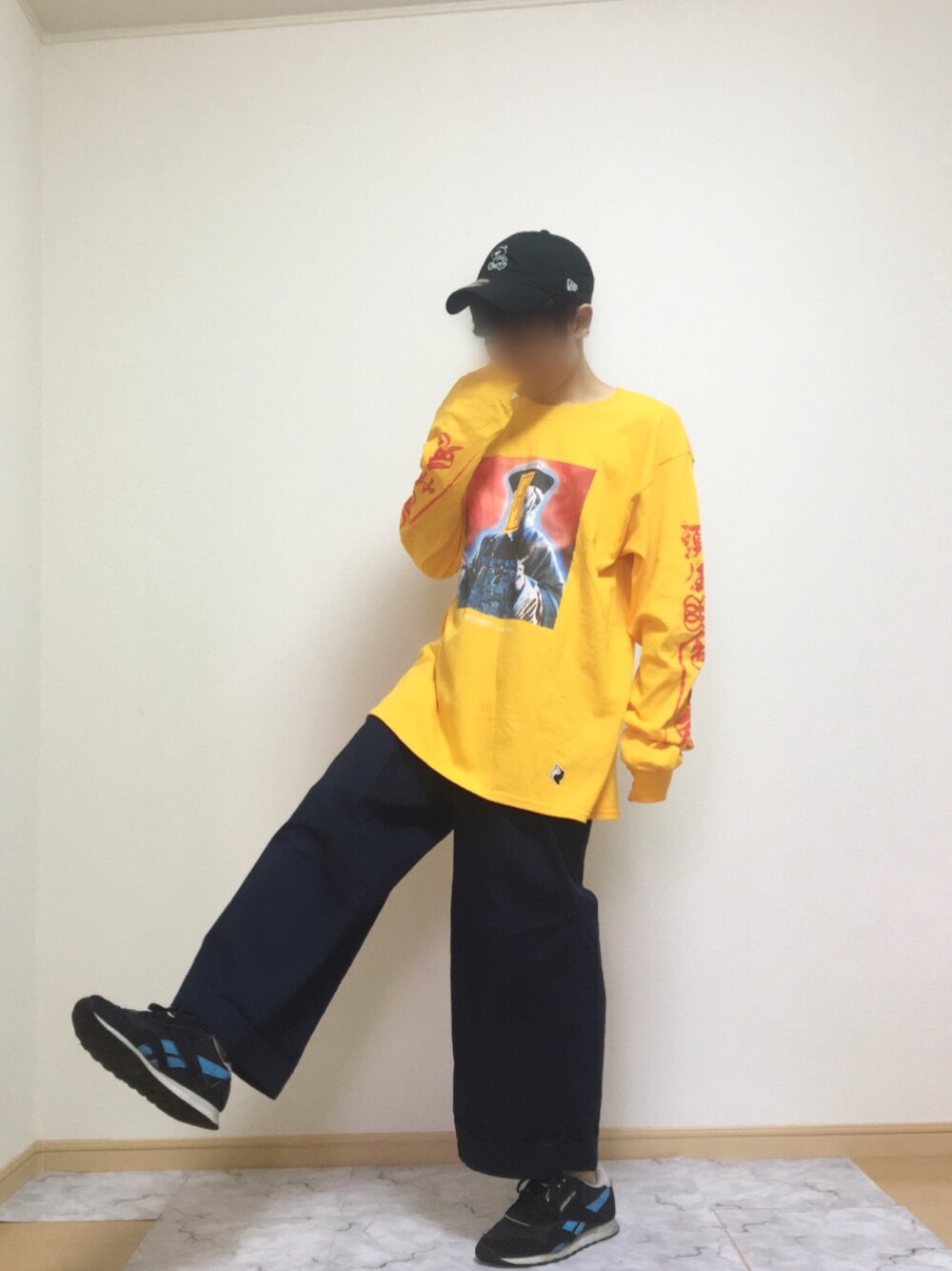 オレンジ系のTシャツ/カットソー、ブルー系のその他パンツ、ブラック系のスニーカーを着用したメンズの春コーディネートの1枚目の写真