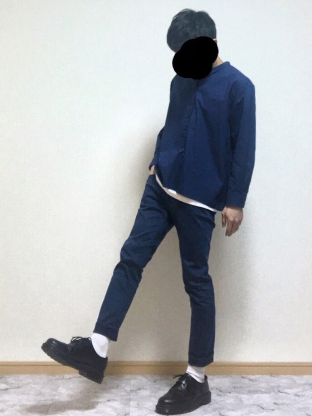 ブルー系のシャツ/ブラウス、ブルー系のスラックス、ブラック系のドレスシューズを着用したメンズの春コーディネートの1枚目の写真