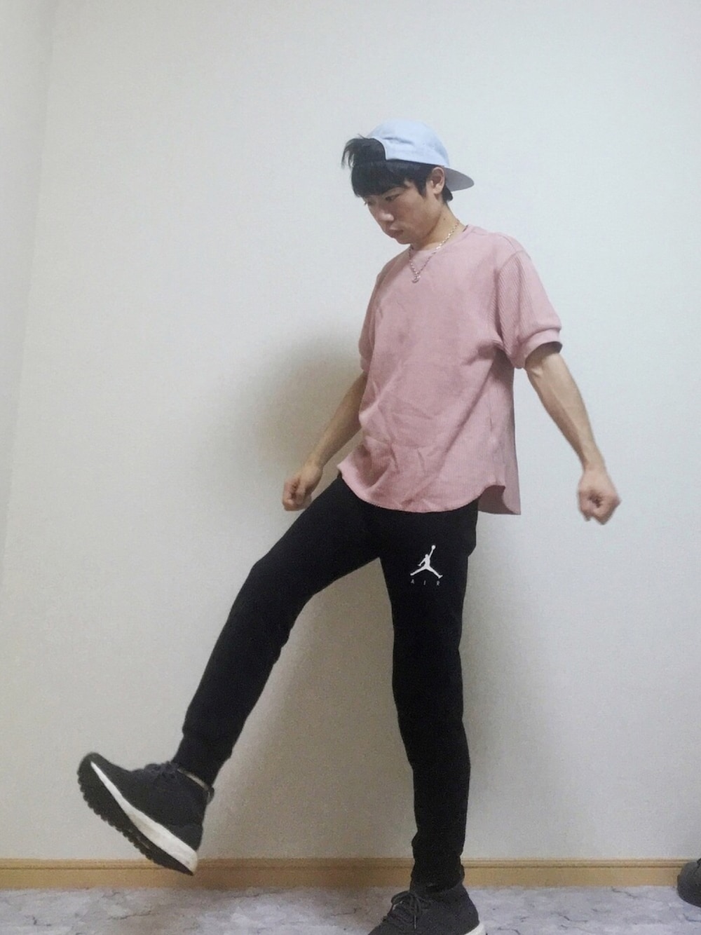 「NIKE、adidas、トラックパンツ、mason kitsune、メゾン キツネ(MAISON KITSUNE)、キャップ後ろかぶり、ヤンチャ、UNIQLO、プチプラ、ピンク×ブラック」｜「Maison Kitsuneのアイテム（キャップ、ブルー系）」を使った、yu〜さん（メンズ・160cm）の夏コーディネートの1枚目の写真