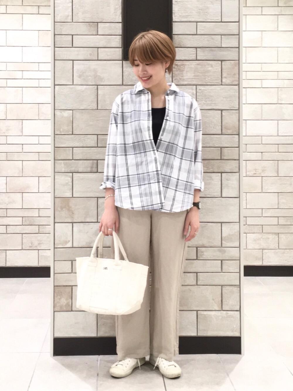 ホワイト系のトートバッグ、ホワイト系のシャツ/ブラウス、ベージュ系のその他パンツを着用したレディースの春コーディネートの1枚目の写真
