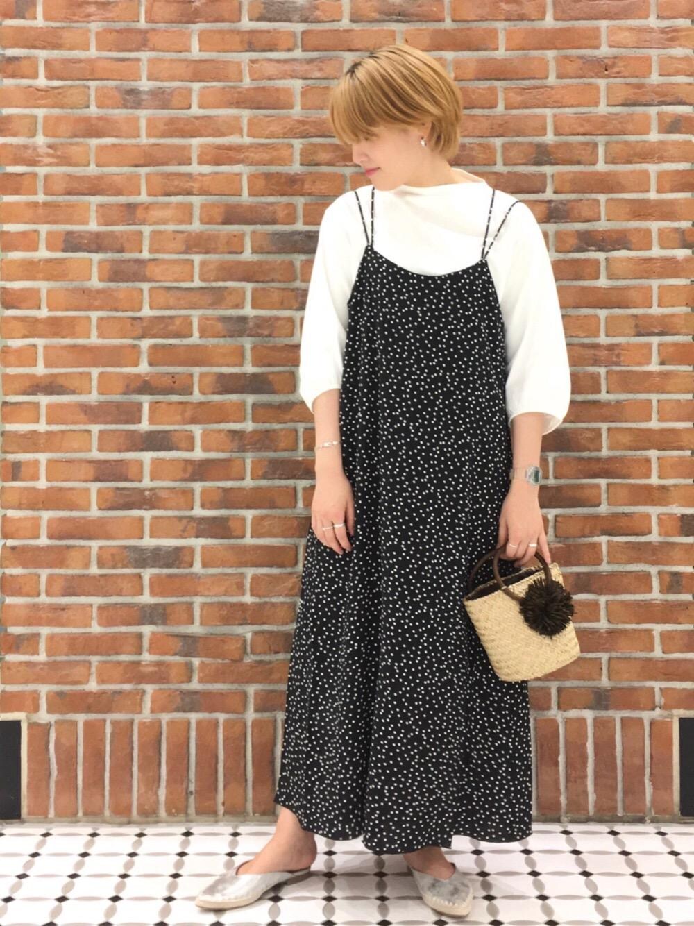 ホワイト系のTシャツ/カットソー、その他のワンピース、シルバー系のサンダルを着用したレディースの春コーディネートの1枚目の写真