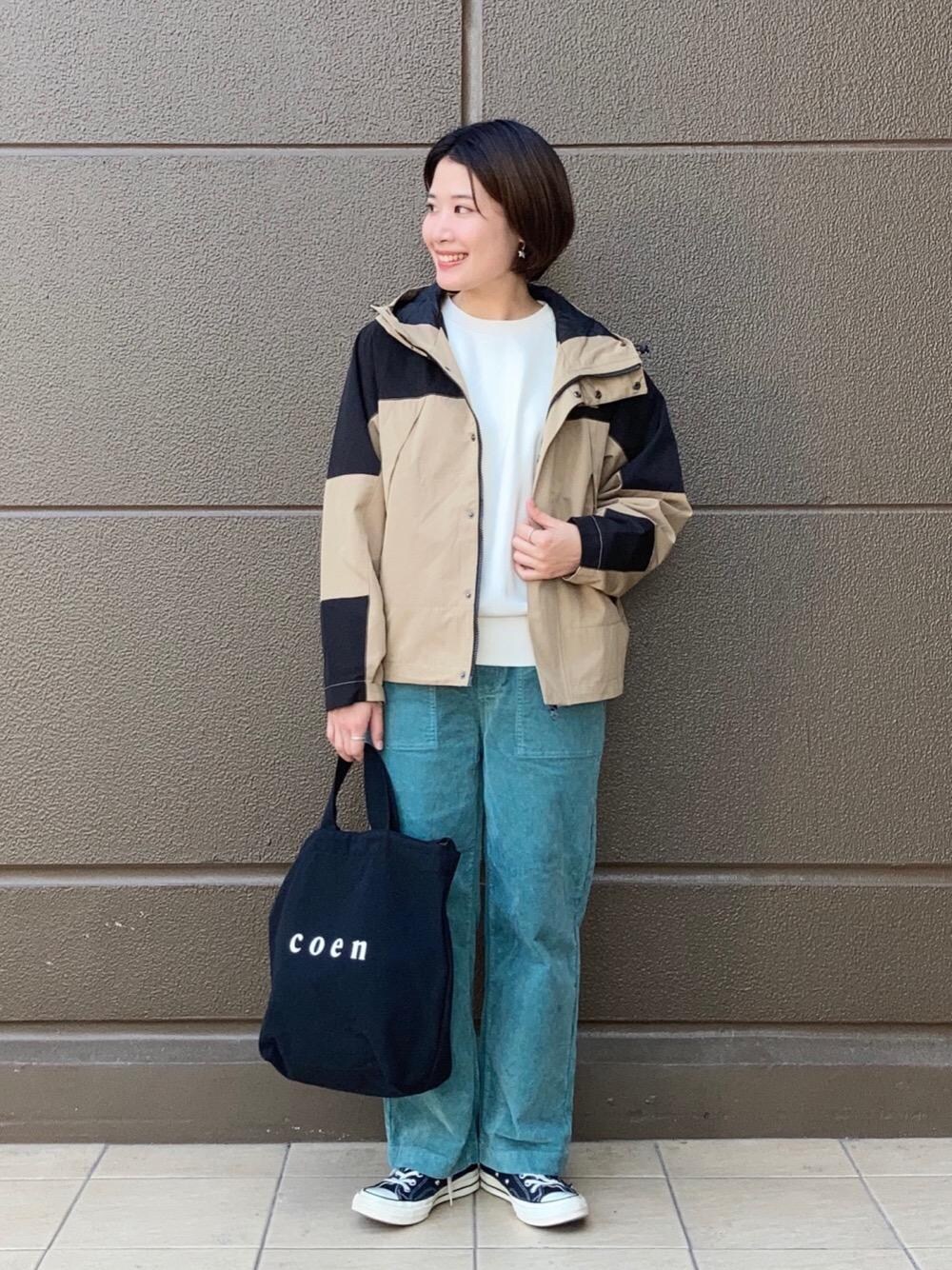 「コーデュロイ、スニーカーコーデ、ベーシックカラー、楽チンコーデ、KELTY、USAコットン、カラバリアイテム、続々！秋服、ザ・秋カラーコーデ教えます！、コーデュロイの季節到来！」｜「coenの【WEB限定カラー：シルバー】coen2WAYロゴトートバッグ（トートバッグ、ブラック系）」を使った、coen Yoshidaさん（レディース・160cm）の秋コーディネートの1枚目の写真