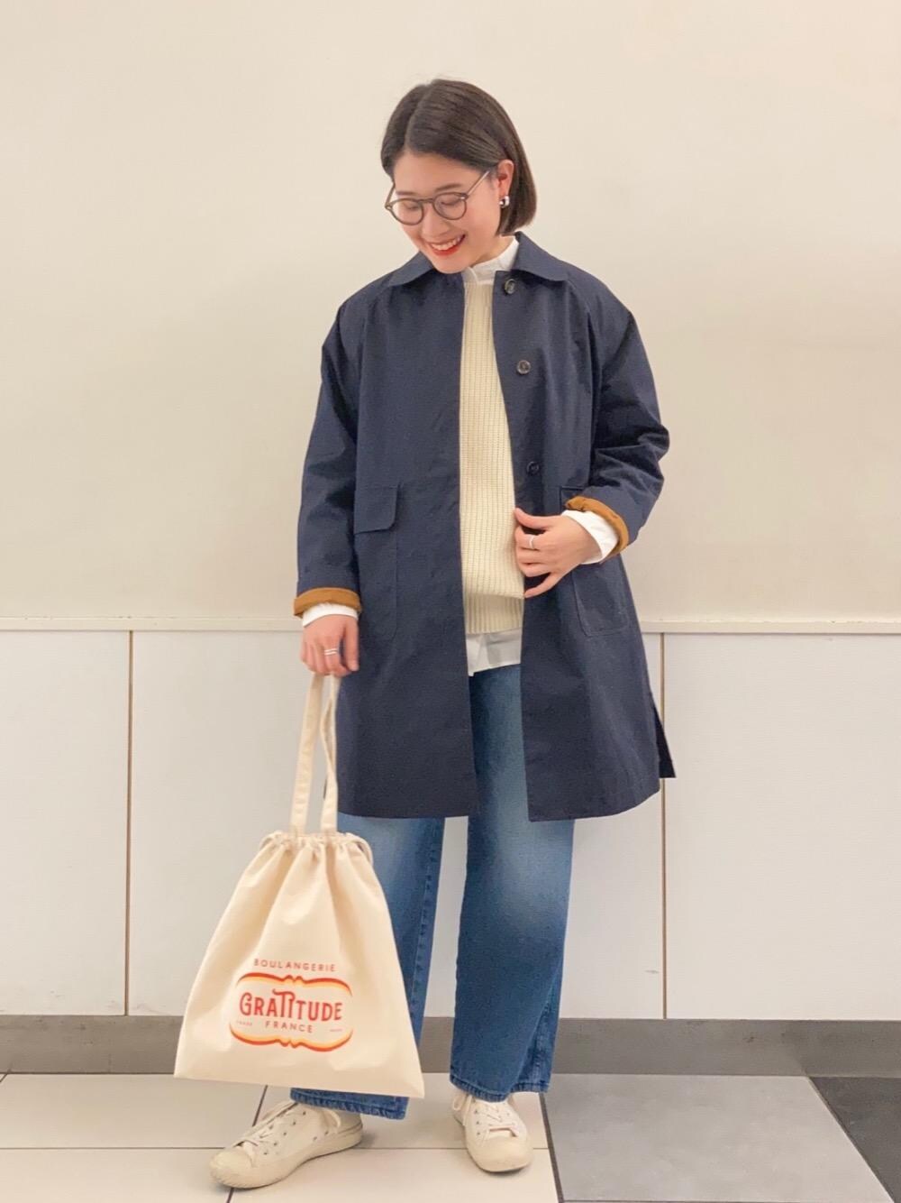 「ステンカラーコート、ベスト、春カラー、春コーデ、USAコットン、デニムアイテム、2021春新作、今買って春まで着られる、coen春の一推し''ワークスタイル''、春のオシャレはパンツから」｜「coenのコットンアクリルオーバーニットベスト（オーバーサイズ/ビッグシルエット/レイヤード）（ベスト、ホワイト系）」を使った、coen Yoshidaさん（レディース・160cm）の冬コーディネートの1枚目の写真
