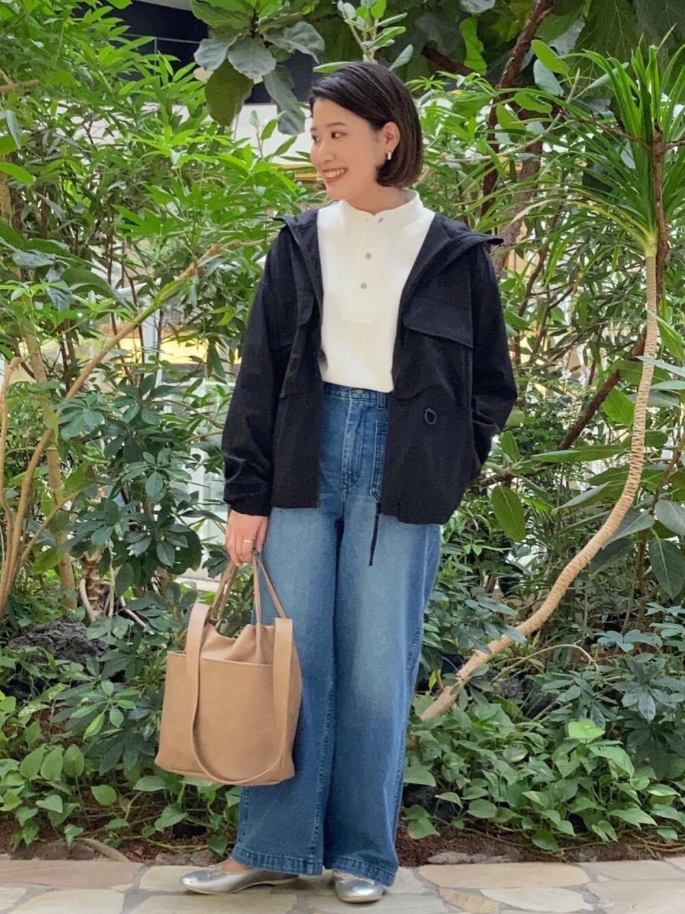 「ワイドパンツ、ユニセックス、春アウター、USAコットン、デニムアイテム、2021春新作、今買って春まで着られる、coen春の一推し''ワークスタイル''、春のオシャレはパンツから、クールに決める春アウター」｜「coenのNEWバレエフラットシューズ（バレエシューズ、シルバー系）」を使った、coen Yoshidaさん（レディース・160cm）の春コーディネートの1枚目の写真