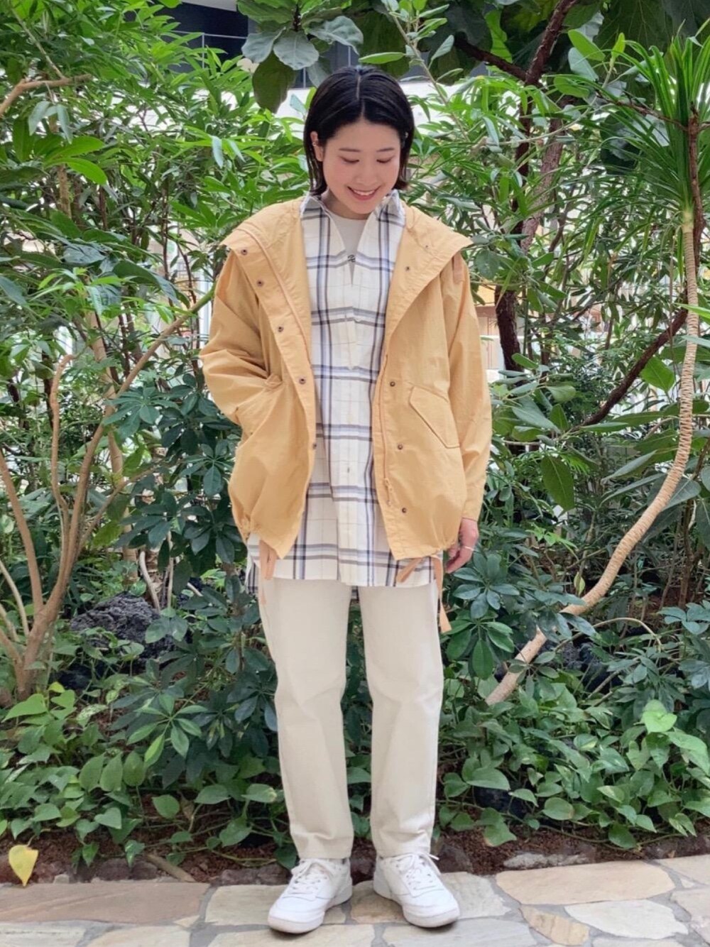 「春アウター、ホワイトコーデ、春カラー、USAコットン、2021春新作、今買って春まで着られる、クールに決める春アウター、フェミニンに決める春アウター、春こーで、coenオリジナルファブリック！SIERRATEX」｜「coenのSIERRATEX（シエラテックス）撥水機能付きフィールドパーカーブルゾン#（マウンテンパーカー、オレンジ系）」を使った、coen Yoshidaさん（レディース・160cm）の春コーディネートの1枚目の写真