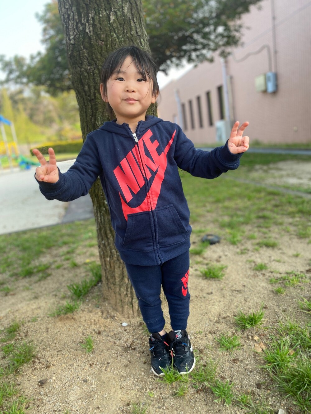 「運動コーデ」｜「NIKEのアイテム（ジャージ、ブルー系）」を使った、MARIIさん（キッズ・100cm）の春コーディネートの1枚目の写真