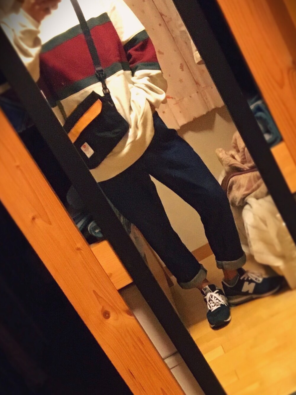 ブルー系のデニムパンツ、ブルー系のスニーカー、ホワイト系のTシャツ/カットソーを着用したメンズの秋コーディネートの1枚目の写真