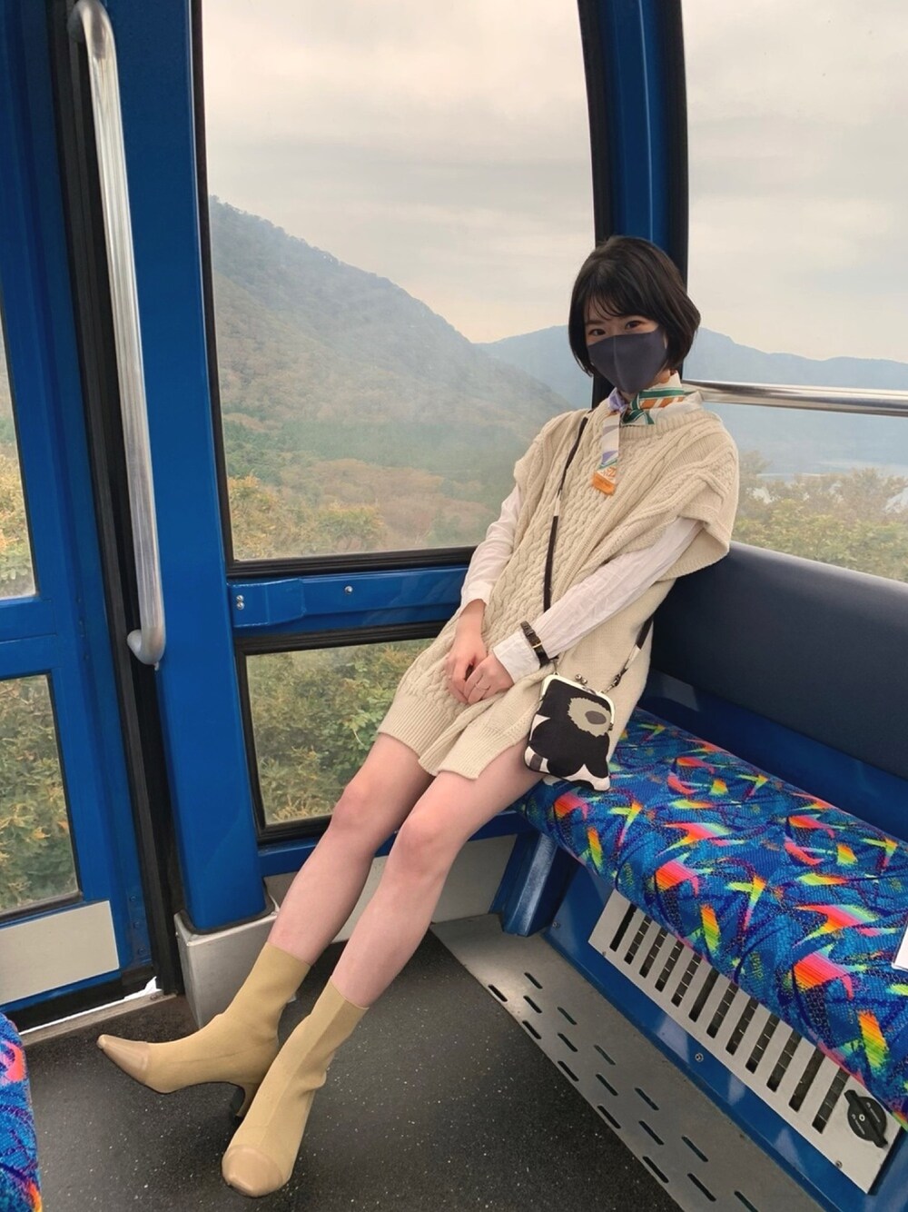 「秋のマイ旬スタイル、秋コーデ、カジュアル、低身長、ショートブーツ、ニット、ニットベスト、スカーフ、HERMES、デニムスカート」｜「HERMESのアイテム（バンダナ/スカーフ、その他）」を使った、ぴっぴさん（レディース・155cm）の秋コーディネートの1枚目の写真