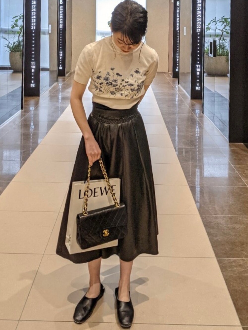 「chanel、チェーンバッグ、初夏コーデ、休日コーデ、シンプル、2021ss、ロングスカート、低身長コーデ、革靴、LOEWE」｜「Noelaのアイテム（Tシャツ/カットソー、ホワイト系）」を使った、ぴっぴさん（レディース・155cm）の春コーディネートの1枚目の写真