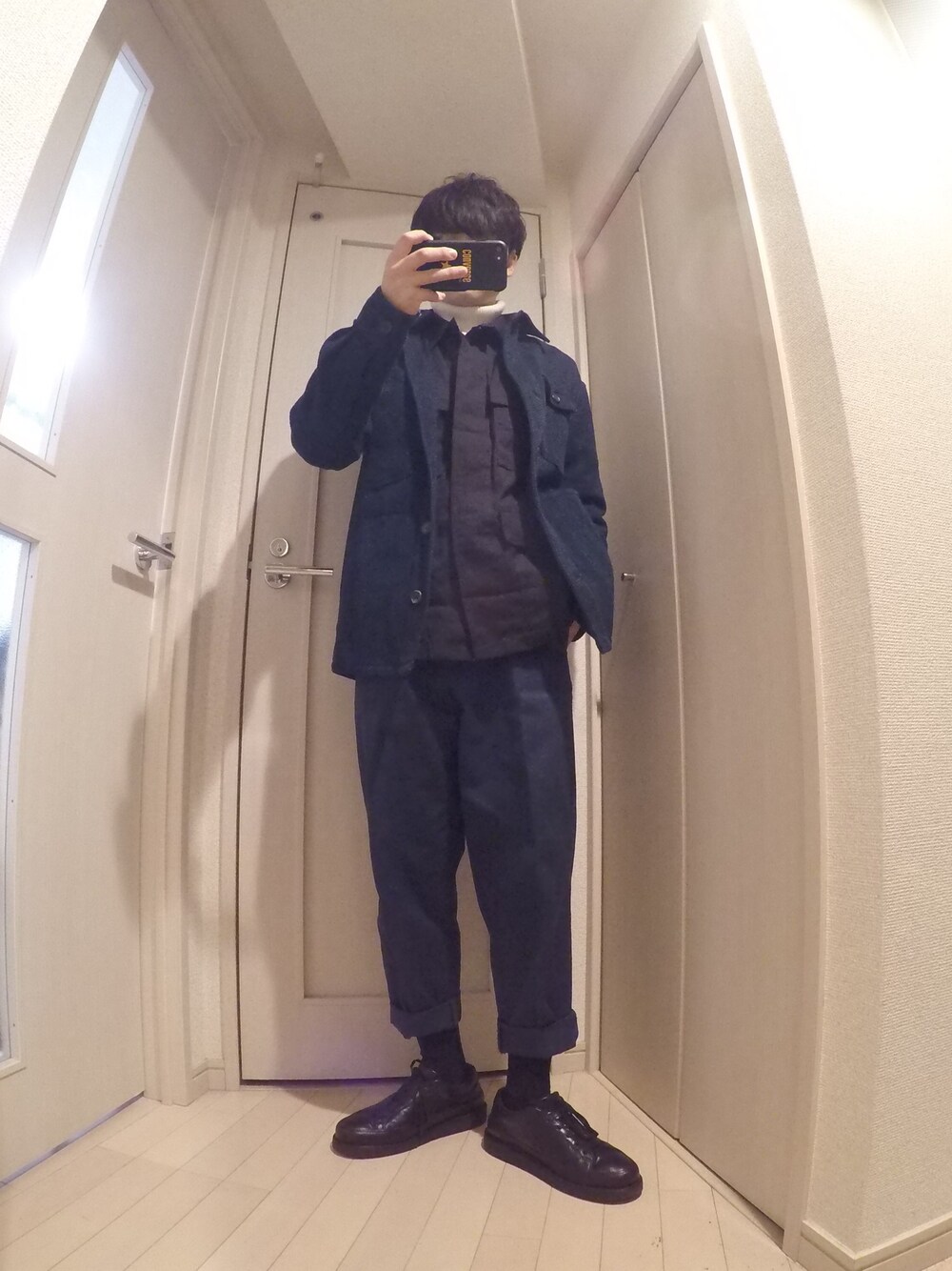 ブラック系のその他アウター、ブルー系のカバーオール、ブラック系のデニムパンツを着用したメンズの冬コーディネートの1枚目の写真