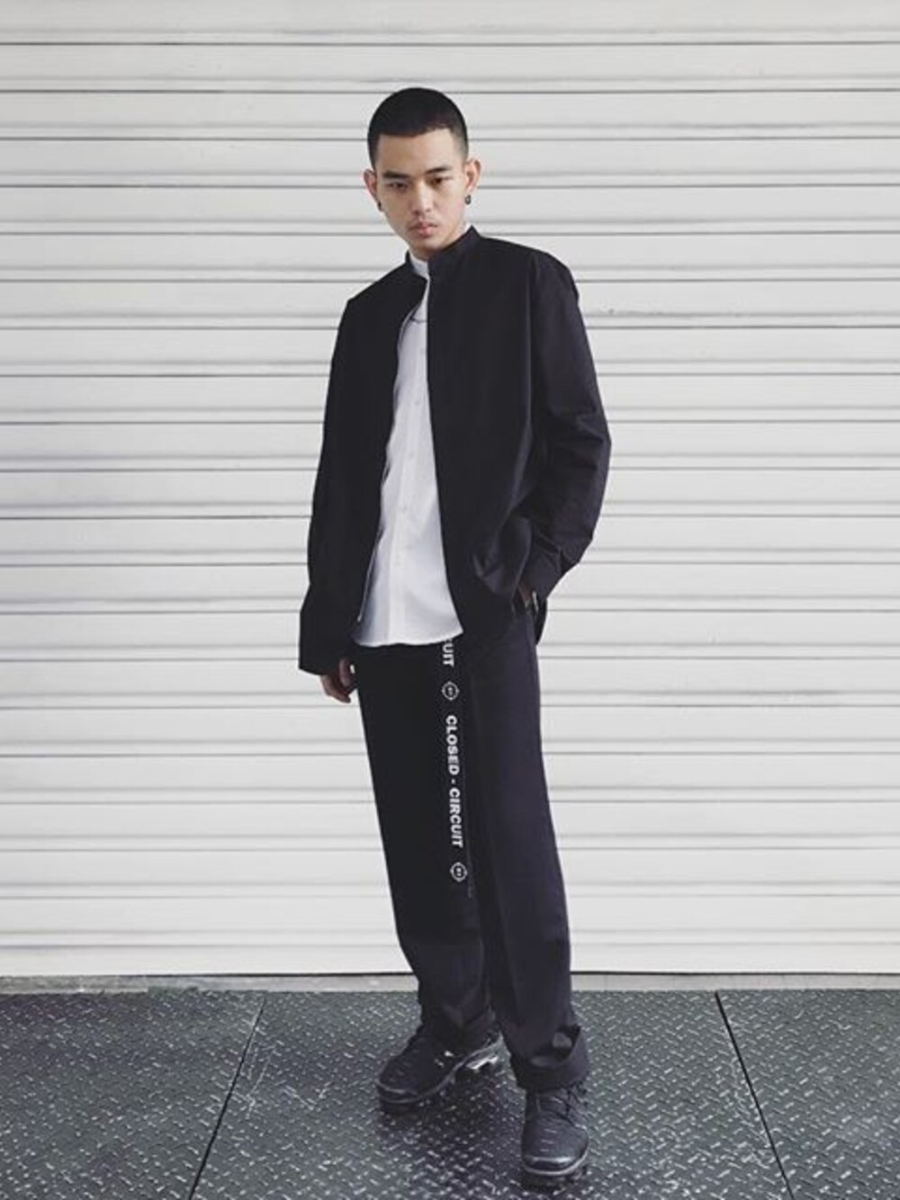 「hair、jacket 、ALLBLACK、ootd、sneakers、streetstyle、oldskool、menswear」｜「REPOS Collarless Zip Shirt（トレンチコート、ブラック系）」を使った、EricChiangさん（メンズ・176cm）の夏コーディネートの1枚目の写真