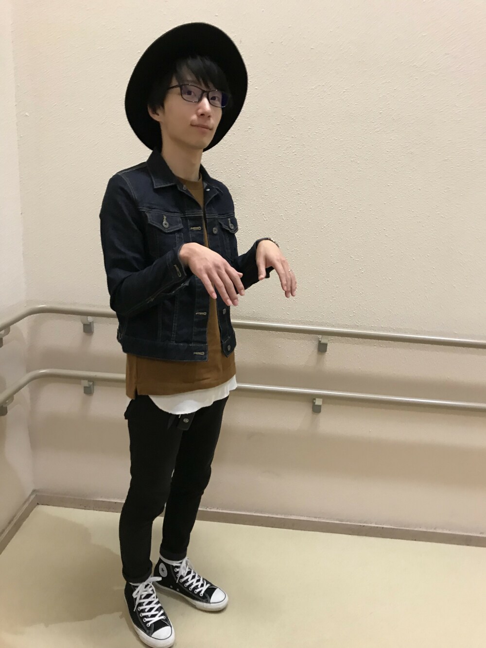 「wearhalloween2017、デニムジャケット、スキニーデニム、黒スキニー、converse、GLOBAL WORK、Daniel Wellington、UNIQLO、コンバース100周年記念モデル」｜「GLOBAL WORKのフェルトロングブリムハット/705078（ハット、ブラック系）」を使った、shinさん（メンズ・169cm）の秋コーディネートの1枚目の写真