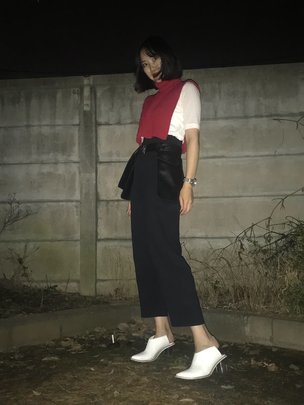 「秋のコーデ、ベスト、BEAMS、JOHN LAWRENCE SULLIVAN、ISSEY MIYAKE」｜「JOHN LAWRENCE SULLIVANのMOCK NECK S/S TEE（Tシャツ/カットソー、ホワイト系）」を使った、Sariさん（レディース・159cm）の秋コーディネートの1枚目の写真