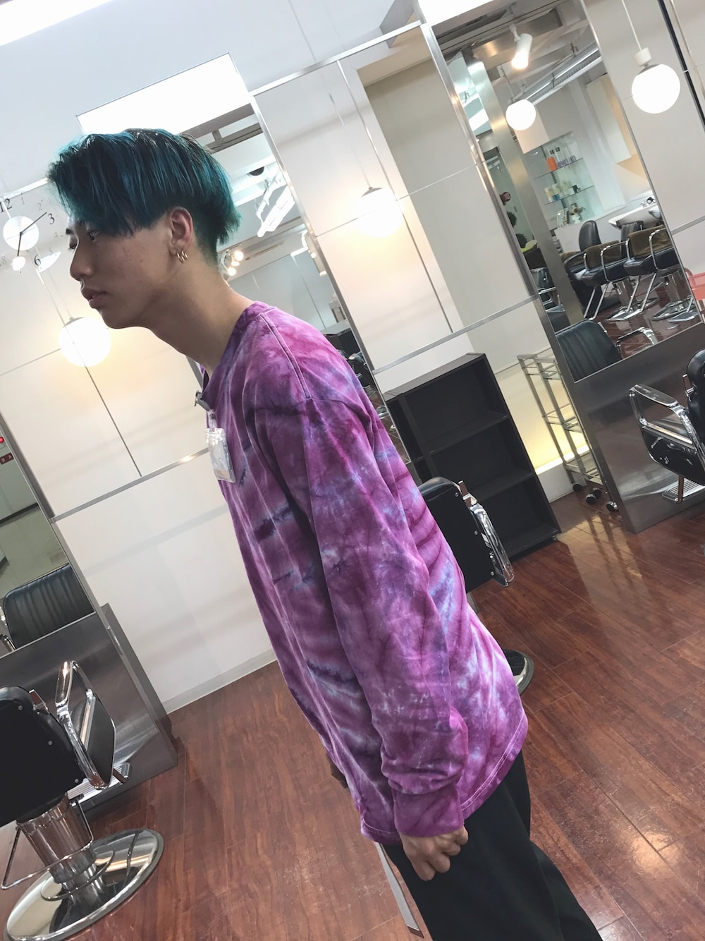 「古着、古着MIX、雨の日コーデ、シンプルコーデ、休日スタイル、マッシュ、美容師、UNIQLO、タイダイ柄、青髪」｜「タイダイのアイテム（Tシャツ/カットソー、パープル系）」を使った、マーボーさん（メンズ・176cm）の夏コーディネートの1枚目の写真