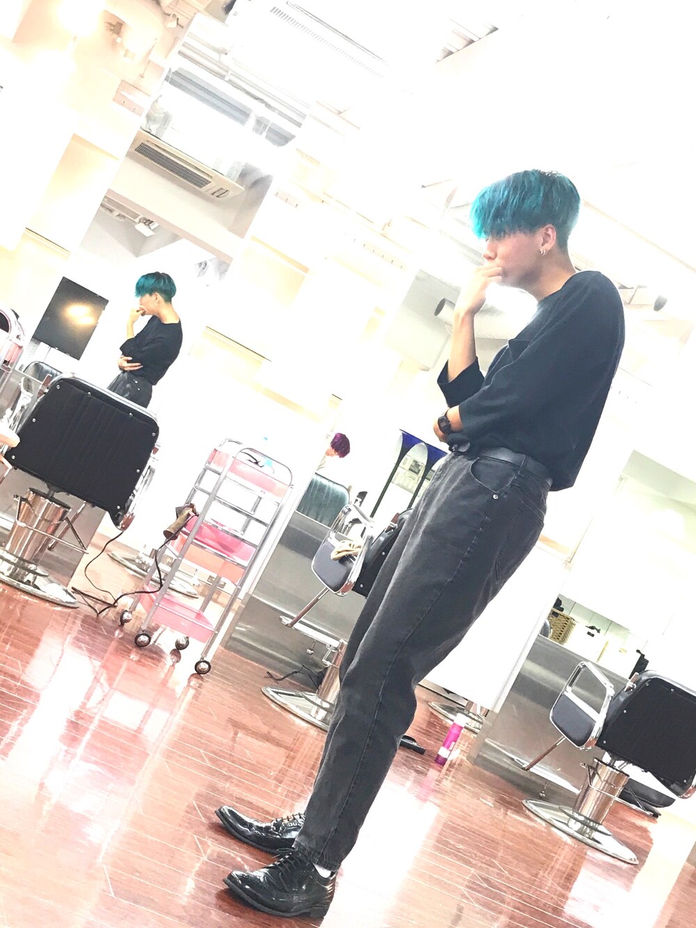 「休日スタイル、ゆるコーデ、おしゃれさんと繋がりたい、ブラック、デニムパンツ、雨の日コーデ、夏コーデ、タックイン、古着、古着MIX」｜「UNIQLOのアイテム（Tシャツ/カットソー、ブラック系）」を使った、マーボーさん（メンズ・176cm）の夏コーディネートの1枚目の写真