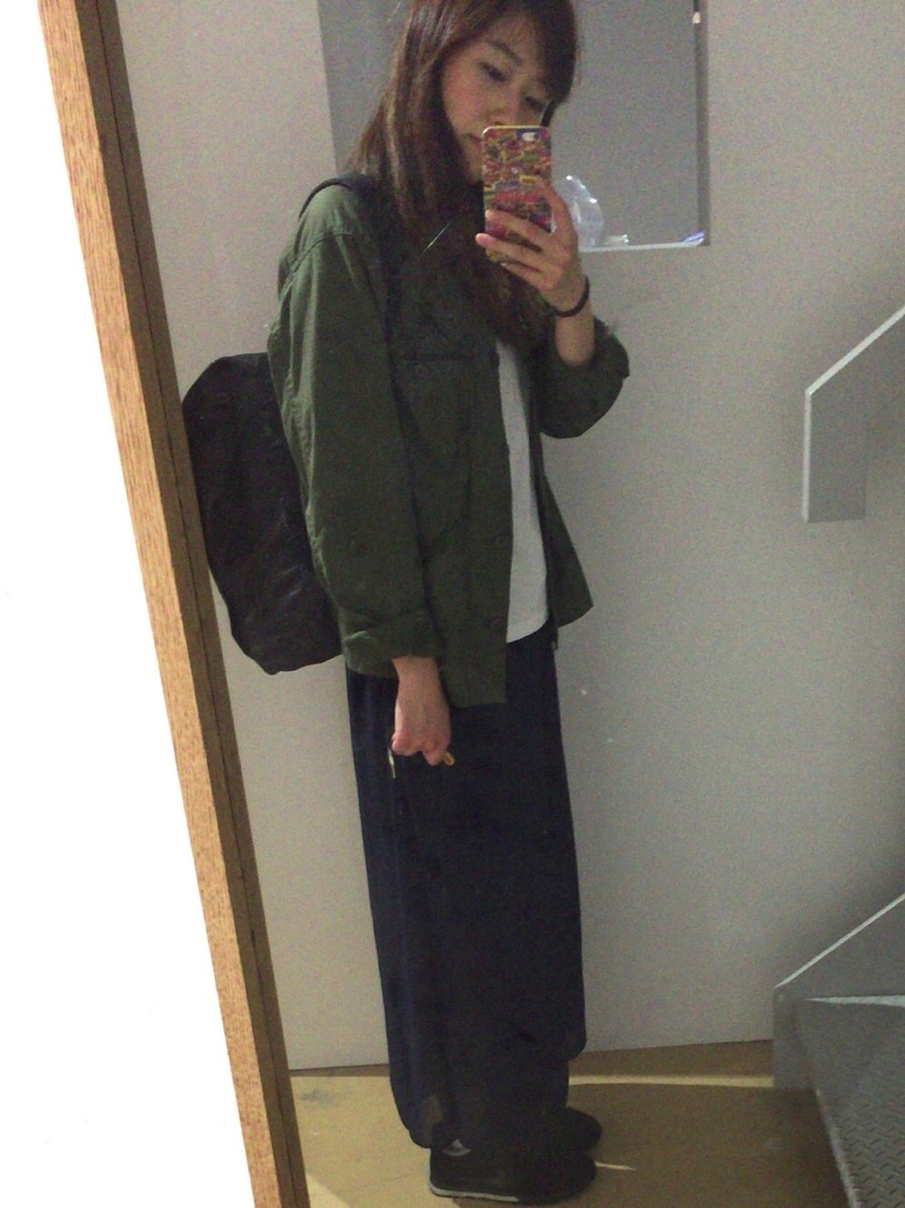 グリーン系のジャケット/アウター、ホワイト系のTシャツ/カットソー、ブルー系のパンツを着用したレディースの夏コーディネートの1枚目の写真