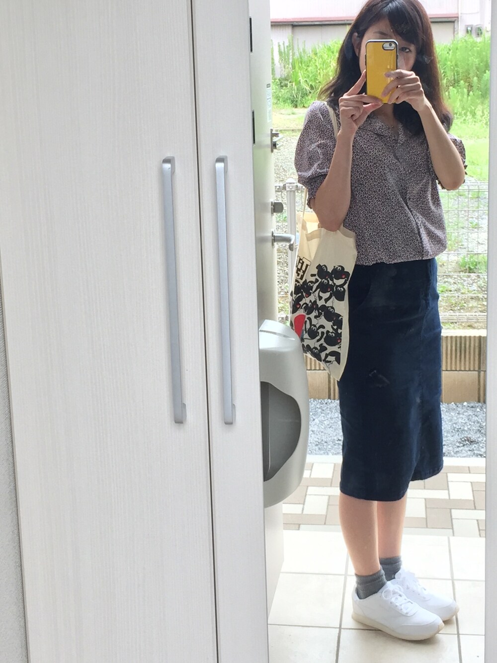 その他のシャツ/ブラウス、ブルー系のデニムスカート、ホワイト系のスニーカーを着用したレディースの夏コーディネートの1枚目の写真