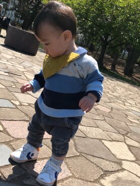 「H&M（エイチ・アンド・エム）のアイテム（ニット/セーター、ブルー系）」を使った、haruさん（キッズ・80cm）の春コーディネート