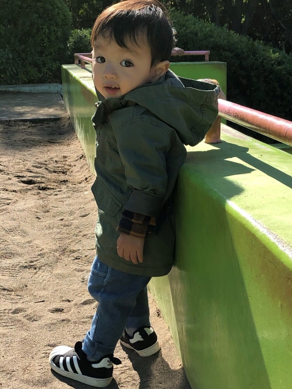 「1歳、アディダス、キッズコーデ、男の子、チェック、H&M、秋コーデ」｜「H&Mのアイテム（ステンカラーコート、グリーン系）」を使った、haruさん（キッズ・70cm）の秋コーディネートの1枚目の写真