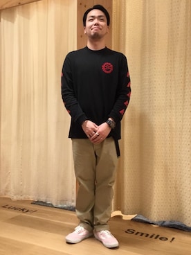 「袖プリント」｜「アイテム（チノパンツ）」を使った、たにさん（メンズ・170cm）の春コーディネート