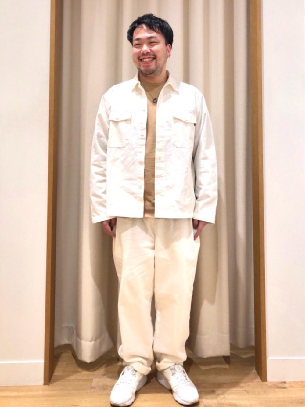 「セットアップ、ホワイトコーデ、coen、春カラー、春コーデ、コーエン、シェフパンツ、シェフシャツ、2021春新作、coen春の一推し''ワークスタイル''」｜「coenのUSAコットンサイドスリットクルーネックスウェット(トレーナー)#（スウェット、ベージュ系）」を使った、たにさん（メンズ・170cm）の春コーディネートの1枚目の写真