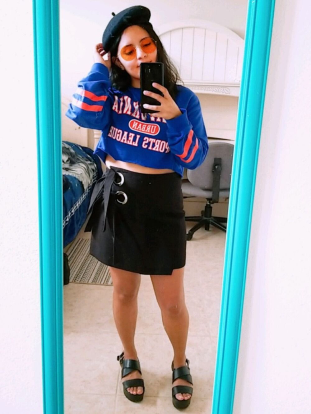 「90’s、WOMEN、woman、blue、black、orange、croptop、fall、fashion」｜「H&Mのアイテム（スウェット、ブルー系）」を使った、Juliethさん（レディース・150cm）の秋コーディネートの1枚目の写真