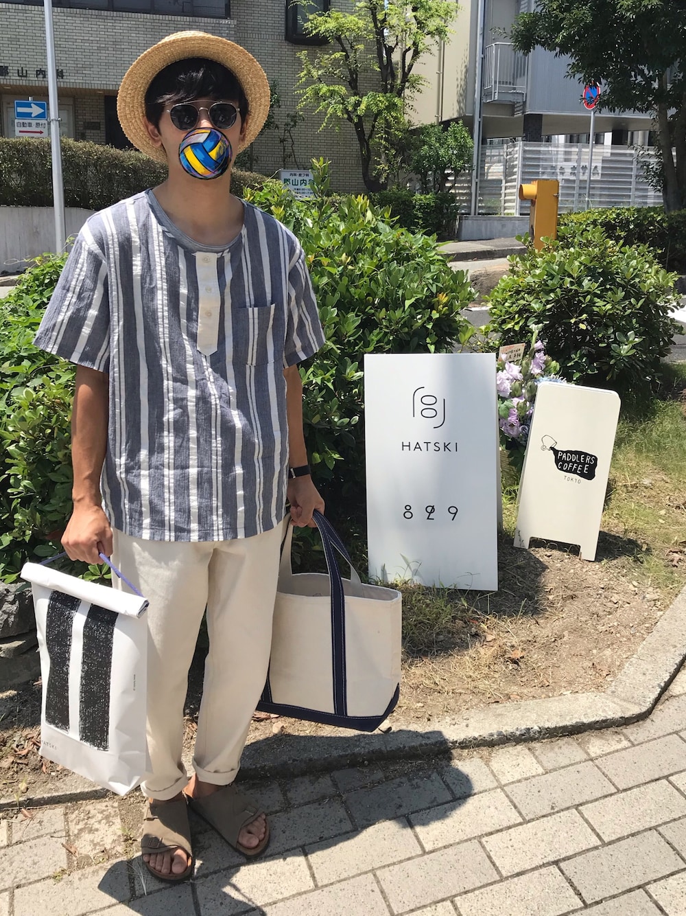 「白パンツ、麦わら帽子、サンダル、サングラス、トートバッグ、夏コーデ、爽やかコーデ、ラフ」｜「SUNNY  SPORTSのアイテム（Tシャツ/カットソー、ブルー系）」を使った、いとーさん（メンズ・165cm）の夏コーディネートの1枚目の写真